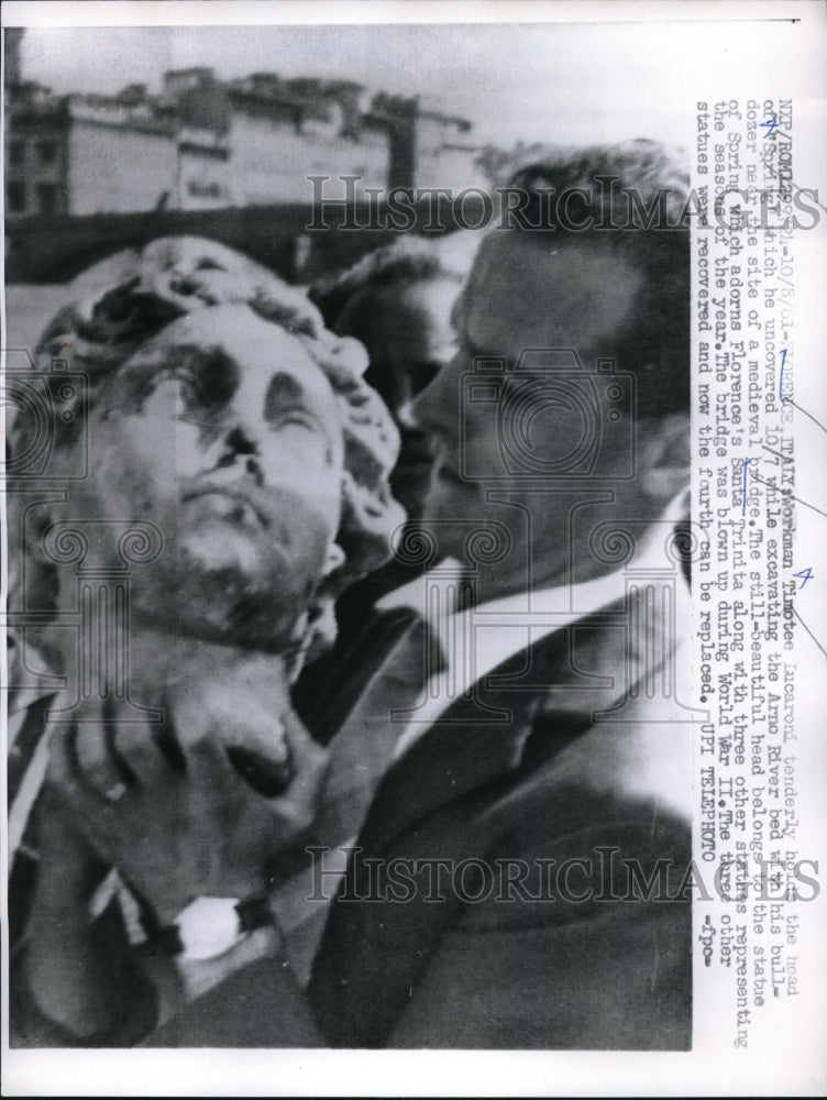 1961 Press Photo Timotee Lucaroni holding the head of a Off Spring Sculpture - Historic Images