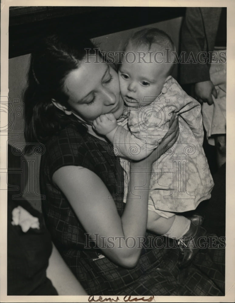 1937 Press Photo Portsmouth Mother Cuddling Her Baby - nec97804 - Historic Images