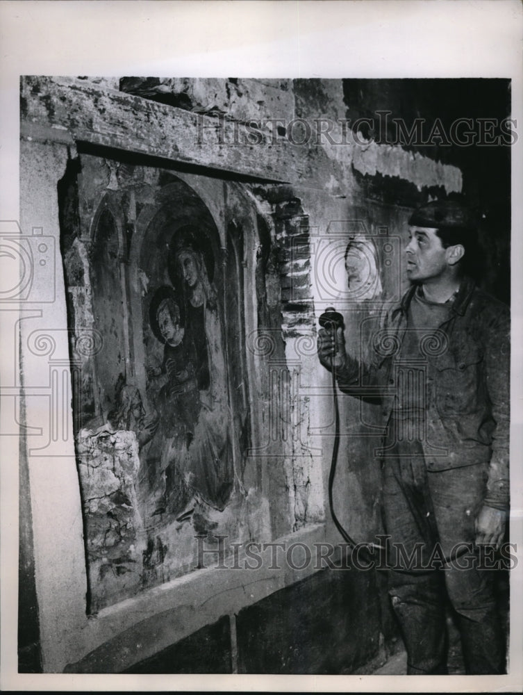 1958 Press Photo A Workman Examines A Fresco Painting Discovered At St. Benedict - Historic Images