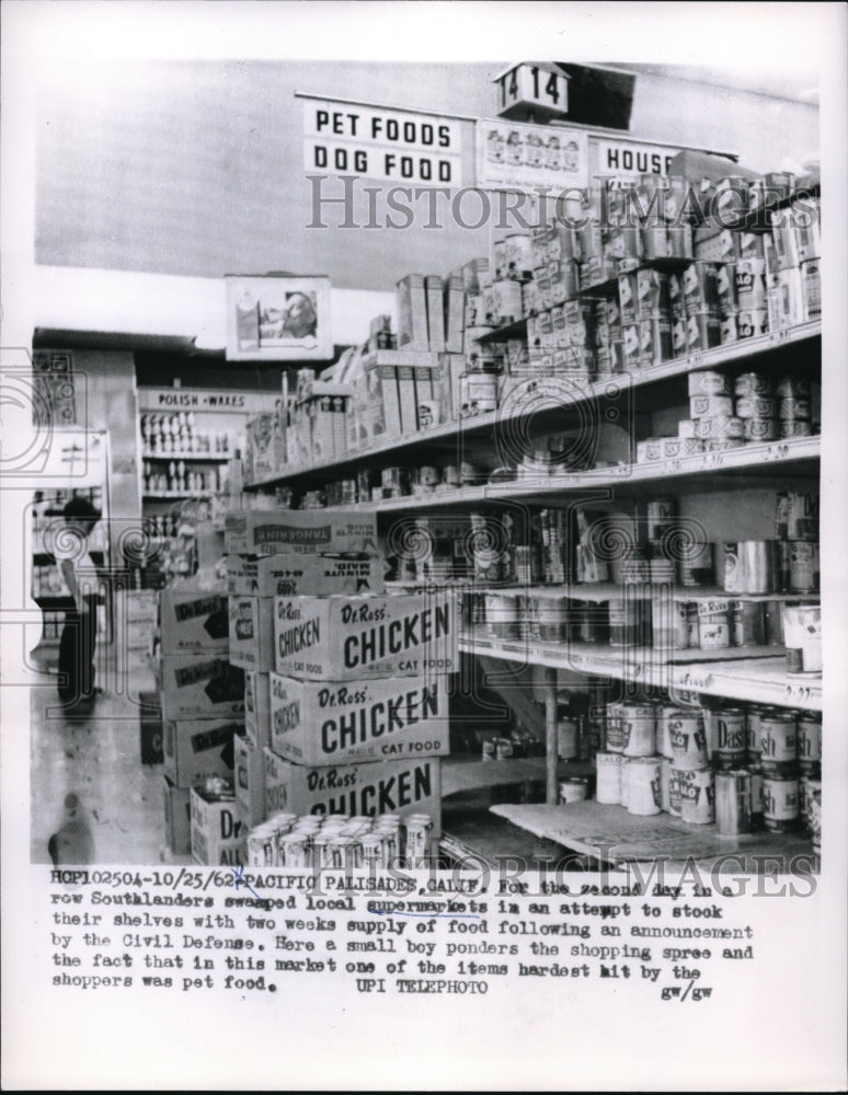 1962 Press Photo Southlanders Swamped Local Supermarket In Attempt To Stock - Historic Images