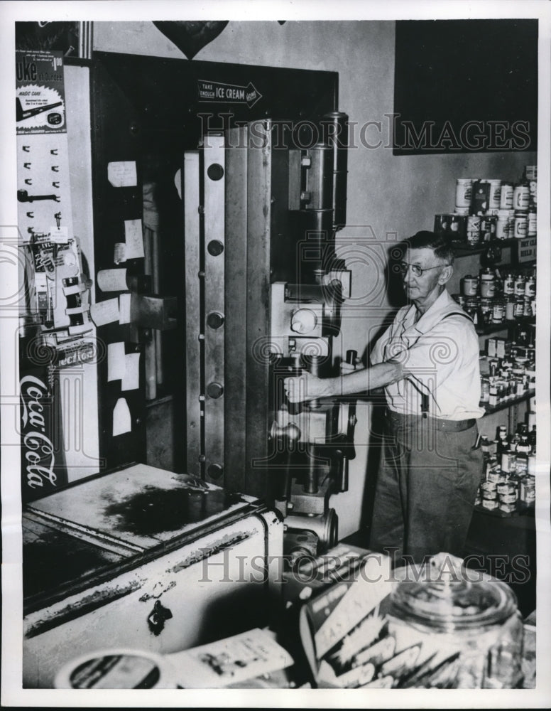 1955 Press Photo At W. McClain&#39;s Grocery store thieves are not allowed - Historic Images
