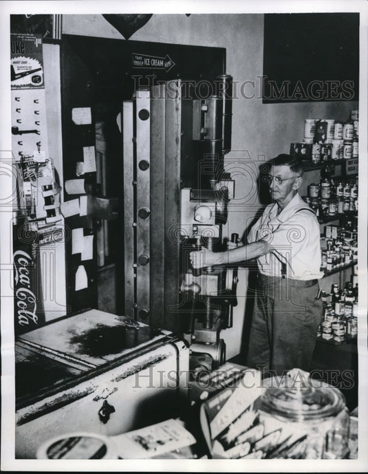 1955 Press Photo At W. McClain's Grocery store thieves are not allowed - Historic Images
