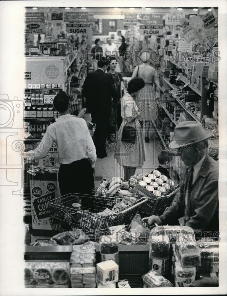 1965 Press Photo Busy as a bee at Ralph&#39;s Market in Hollywood - nec97820 - Historic Images