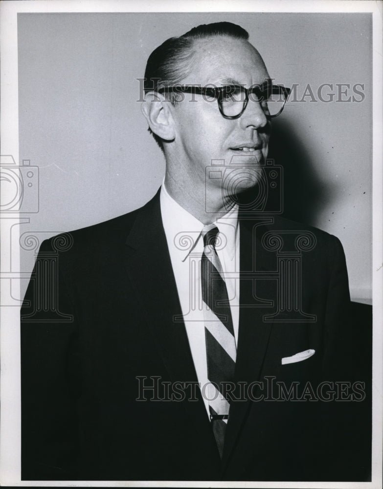 1956 Press Photo Al L. Petrie, Bond's district supervisor - nec97874-Historic Images