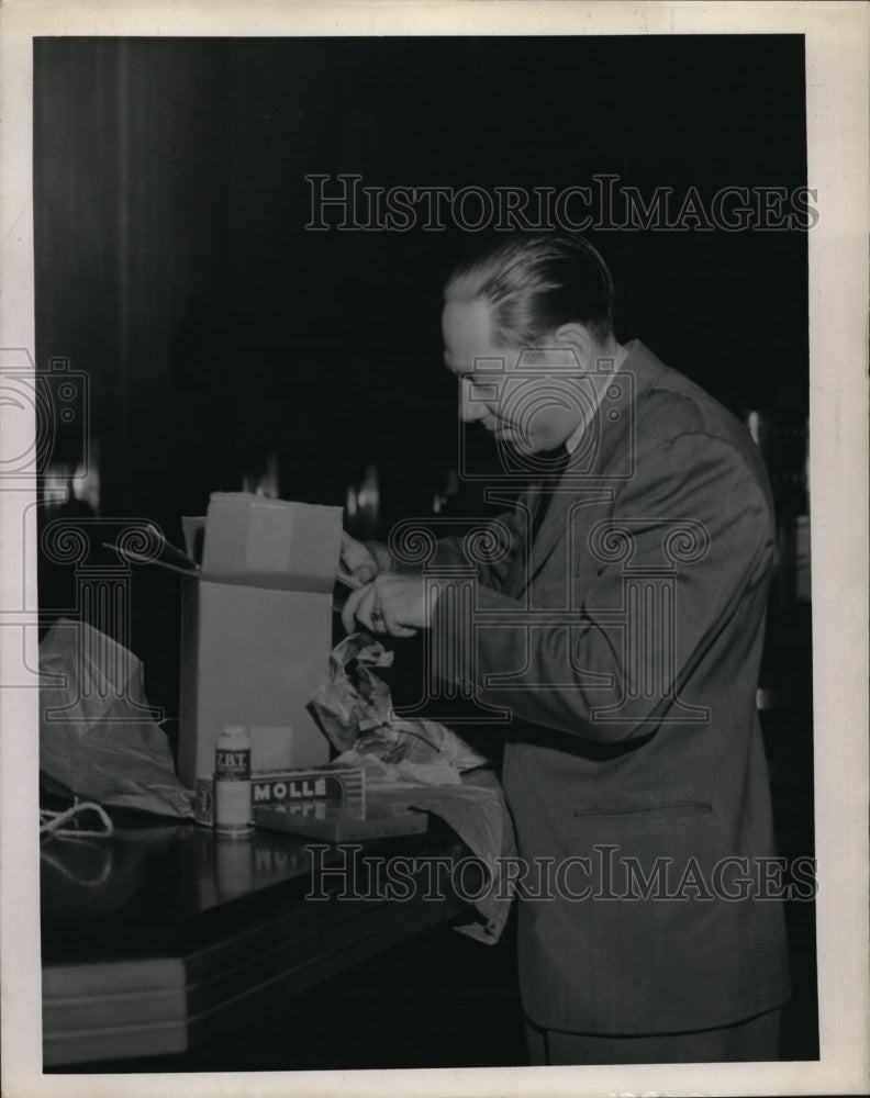 1943 Press Photo Sidney Becker - Historic Images