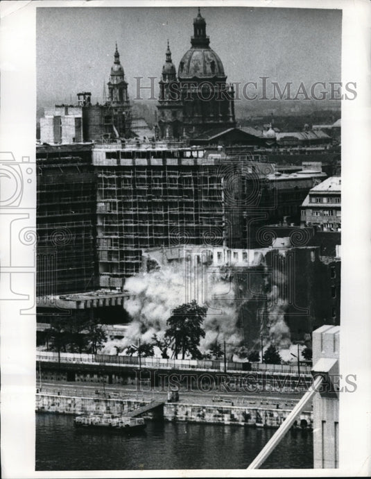 1969 Press Photo Demolition of western wing of old Duna Hotel in Budapest - Historic Images