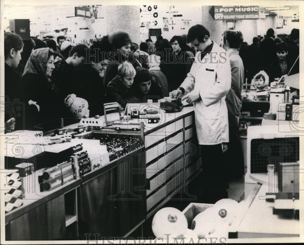 1970 Press Photo Christmas shopping for mothers and children - nec97930 - Historic Images