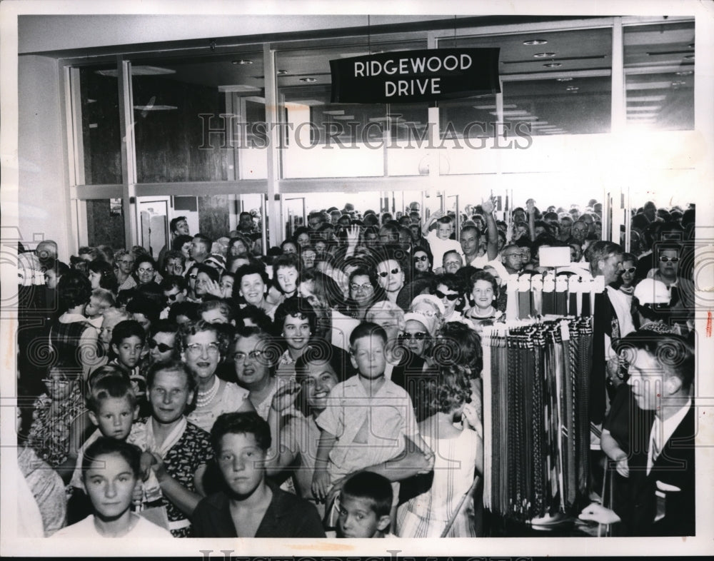 1960 Press Photo May&#39;s Parmatown grand opening crowd - Historic Images