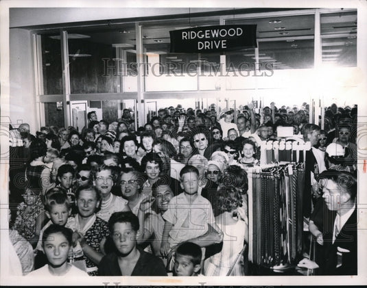1960 Press Photo May's Parmatown grand opening crowd - Historic Images