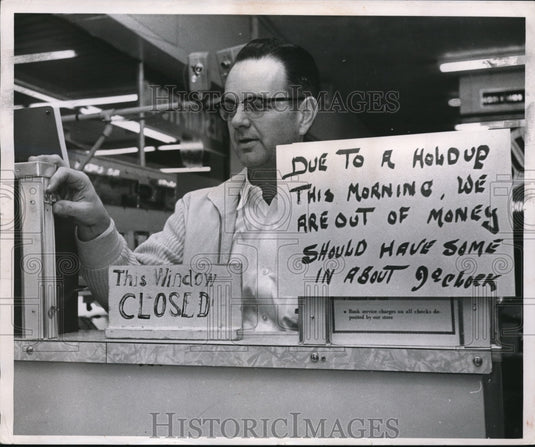 1959 Supermarket that was robbed and had no money for customers. - Historic Images