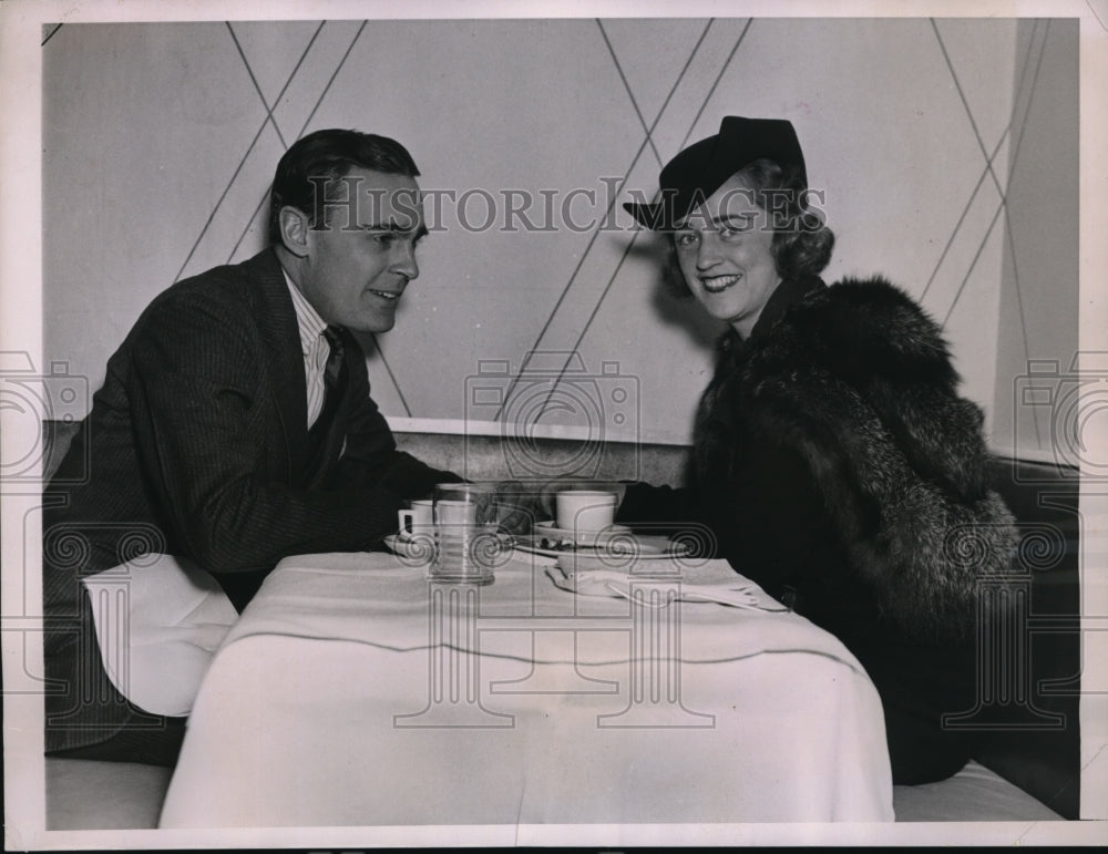 1936 Press Photo Mrs &amp; Mrs George Hitch attend preview of ski fashions tea party - Historic Images