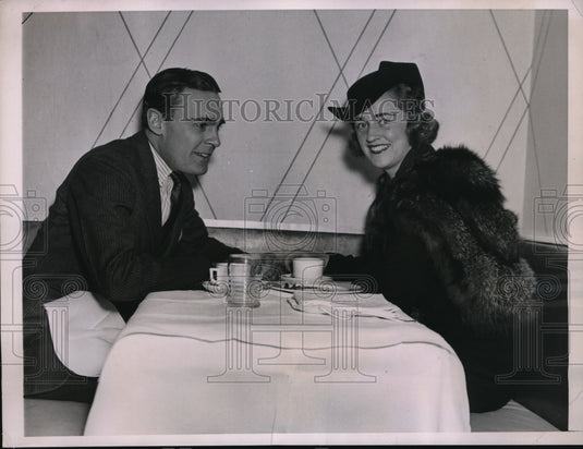 1936 Press Photo Mrs & Mrs George Hitch attend preview of ski fashions tea party - Historic Images