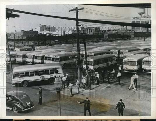 1941 Press Photo Detroit rides work after Municipal Transportation Co's strike - Historic Images