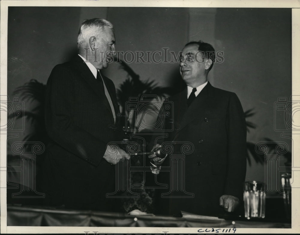 1938 Press Photo The historical gavel from Darwin Luntz to Henry Fletcher - Historic Images