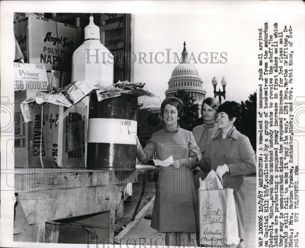1967 Press Photo Wash DC Rep M Griffiths, Mrs M Tymkow, Mrs P Knox & mail - Historic Images