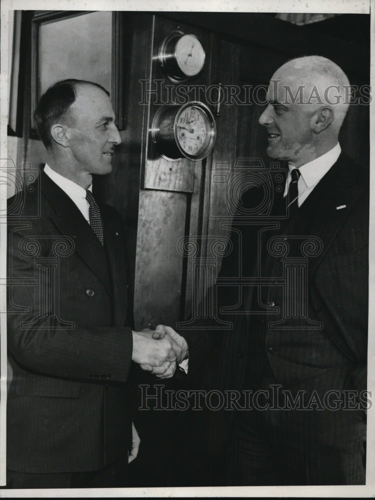 1934 Press Photo A. H. Peterson, Thomas Plant shake hands after strike ends - Historic Images