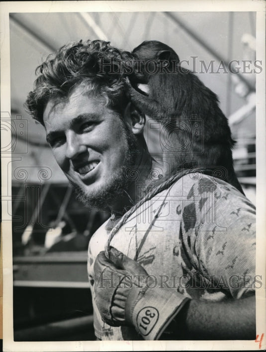 1950 Press Photo Staten Island NY Tom Freeland & Java monkeys - Historic Images