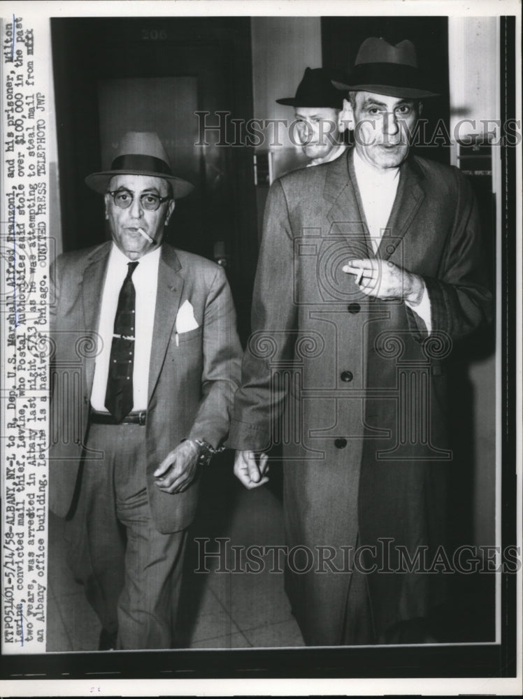 1958 Press Photo Albany NY Dep US Marshall Al Franzoni &amp;prisoner Milton Levine - Historic Images