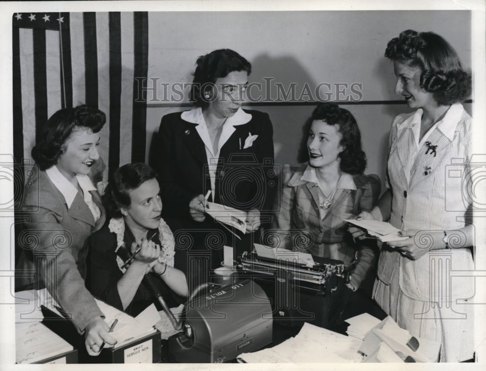 1942 Press Photo Jane Hathaway Drops Note to Employees of Chicago Packing Frim - Historic Images