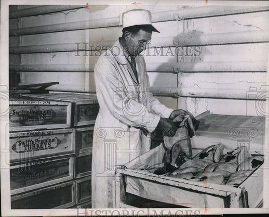 1943 Press Photo Turkeys Being Shipped for Military at Swift & Company - Historic Images