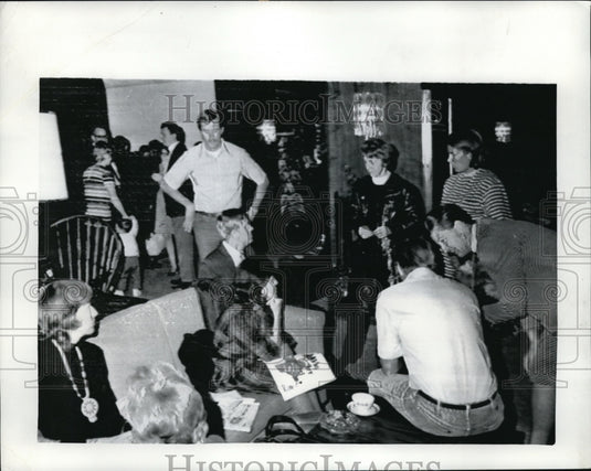 1971 Press Photo Evacuees That Fled Pakistan at Intercontinental Hotel - Historic Images