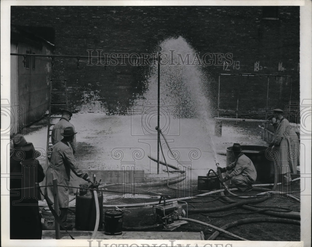 1943 Press Photo Portable Fire Fighting Pump Demonstrated at Fire Convention - Historic Images