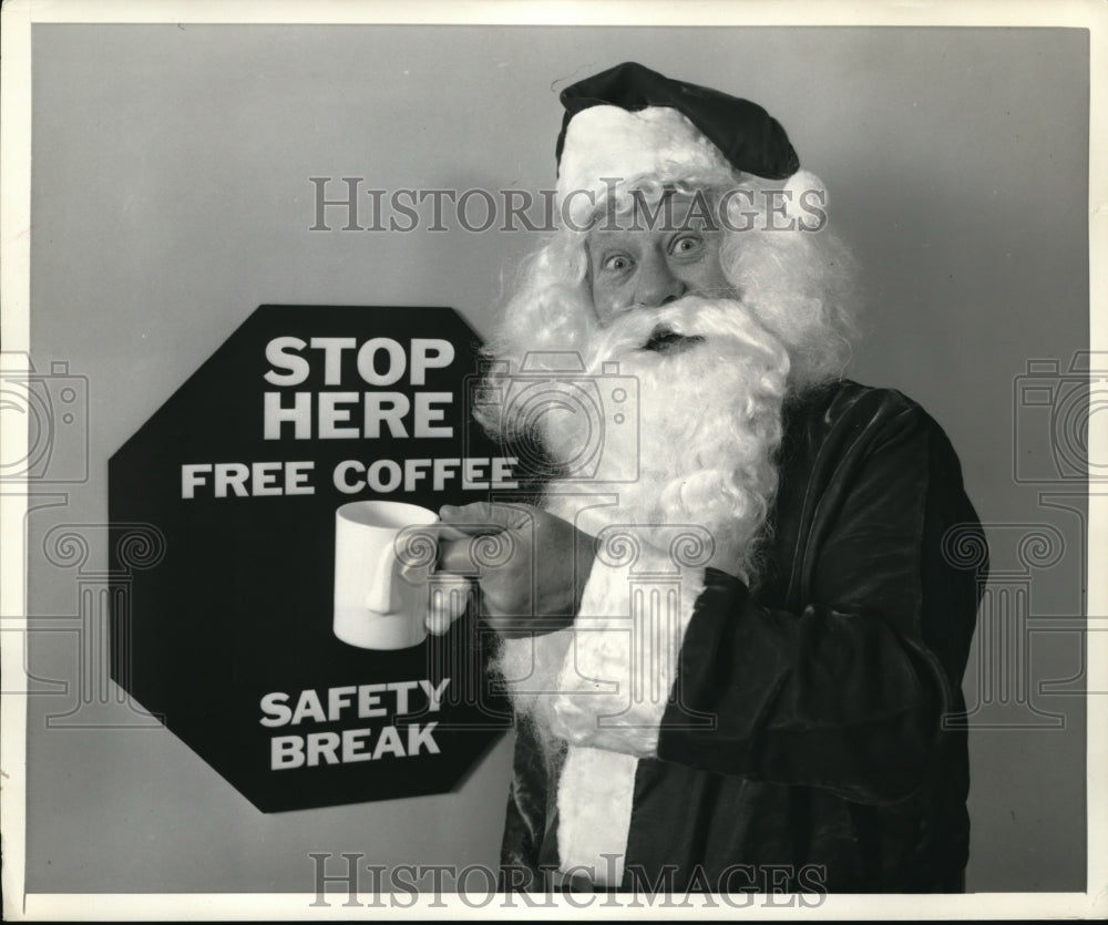 1967 Press Photo Free Coffee Being Offered to Help Drivers through the Holiday - Historic Images