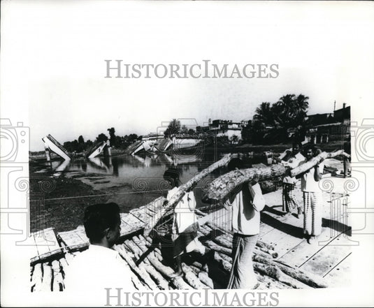 1971 Press Photo Civilian Supporters of Rebel Bangla Death Forces Carry Material - Historic Images