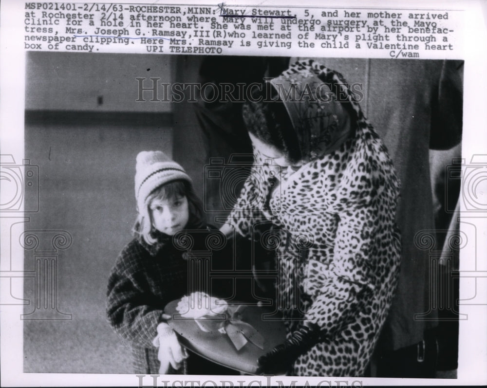 1963 Press Photo Mary Stewart, 5, Arrives for Surgery at Mayo Clinic Rochester - Historic Images
