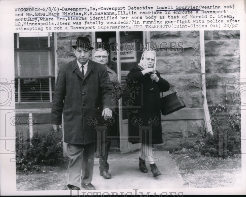 1963 Press Photo Davenport Iowa Det Lowell Spurrier, Mr &amp; Mrs M Nicklas - Historic Images