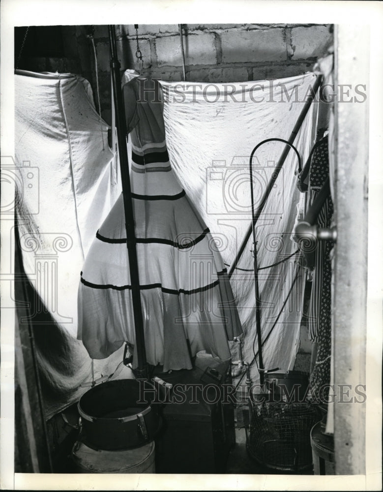 1941 Press Photo The old ways of Dry Cleaning - Historic Images