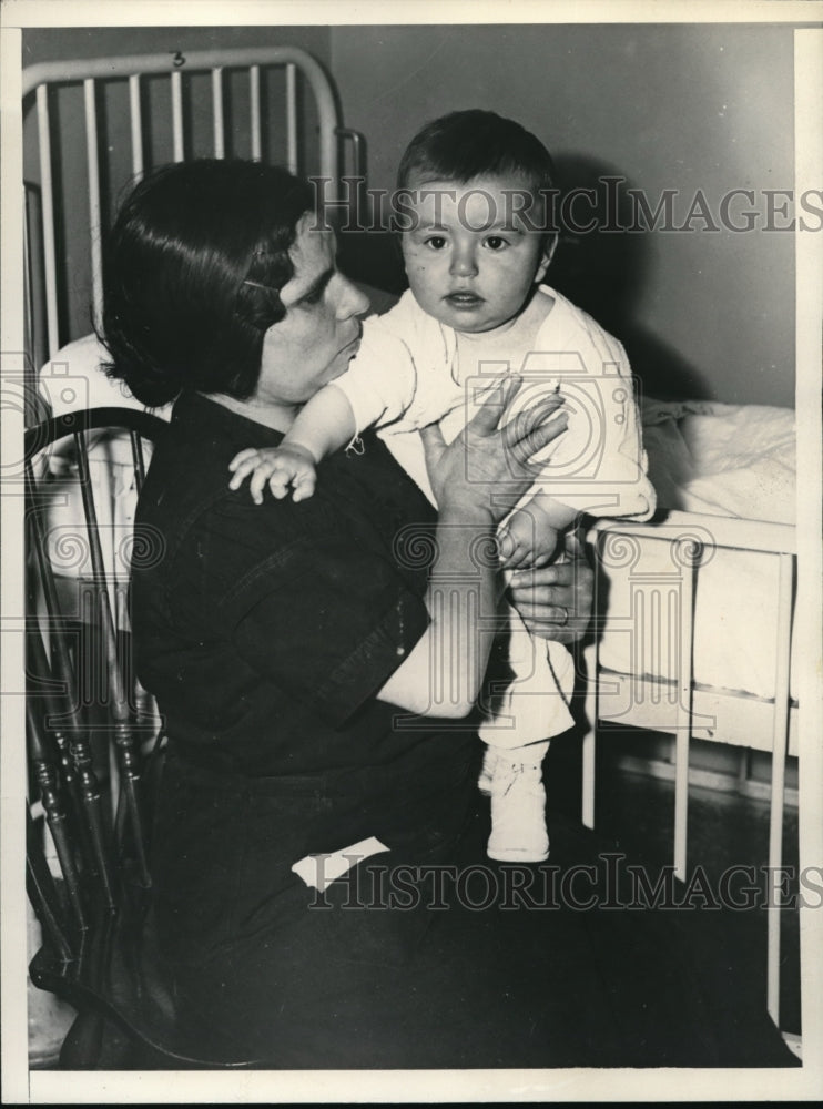 1936 Press Photo Mrs Anna Peppe &amp; daughter Pauline who had ate a pin - Historic Images