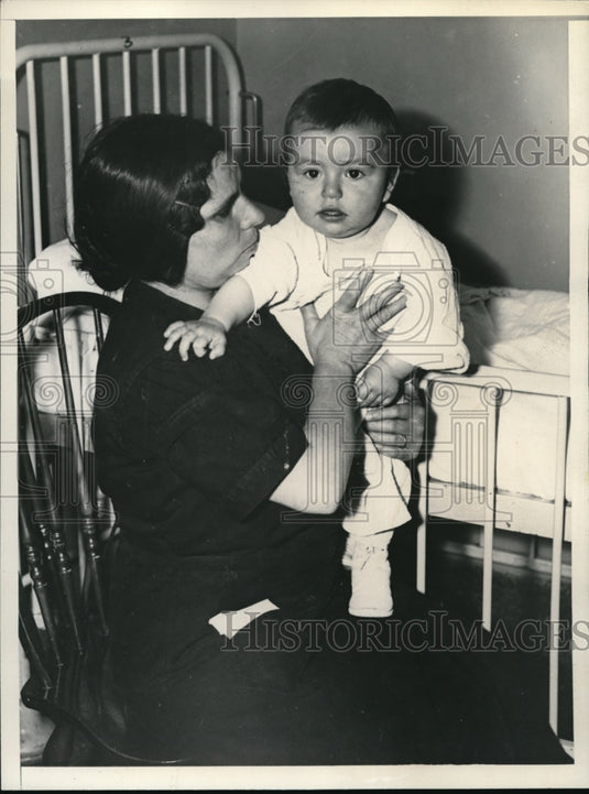 1936 Press Photo Mrs Anna Peppe & daughter Pauline who had ate a pin - Historic Images