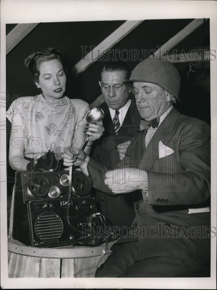 1945 Press Photo Dr. Shattuck with Ms. Harwood and Dowling record the war news - Historic Images