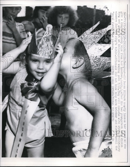 1958 Press Photo A congratulatory kiss from little Susan Milburn's brother - Historic Images