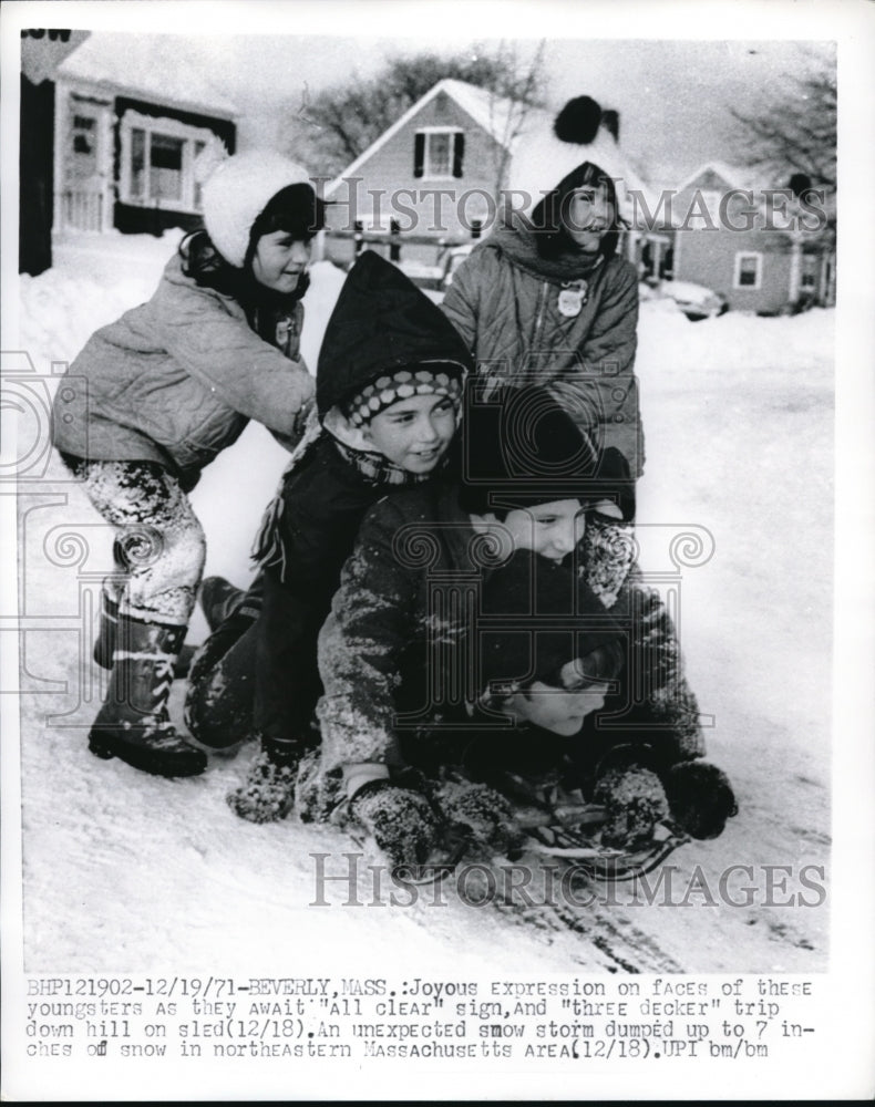 1971 Press Photo Beverly MassKids on a snowy hill sledding - nec98448 - Historic Images