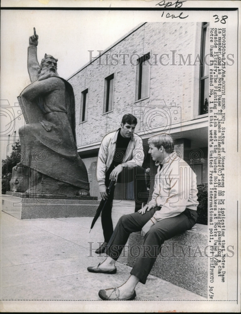 1968 Press Photo Winegardener and Ziegler talk under the Notre Dame Moses statue - Historic Images