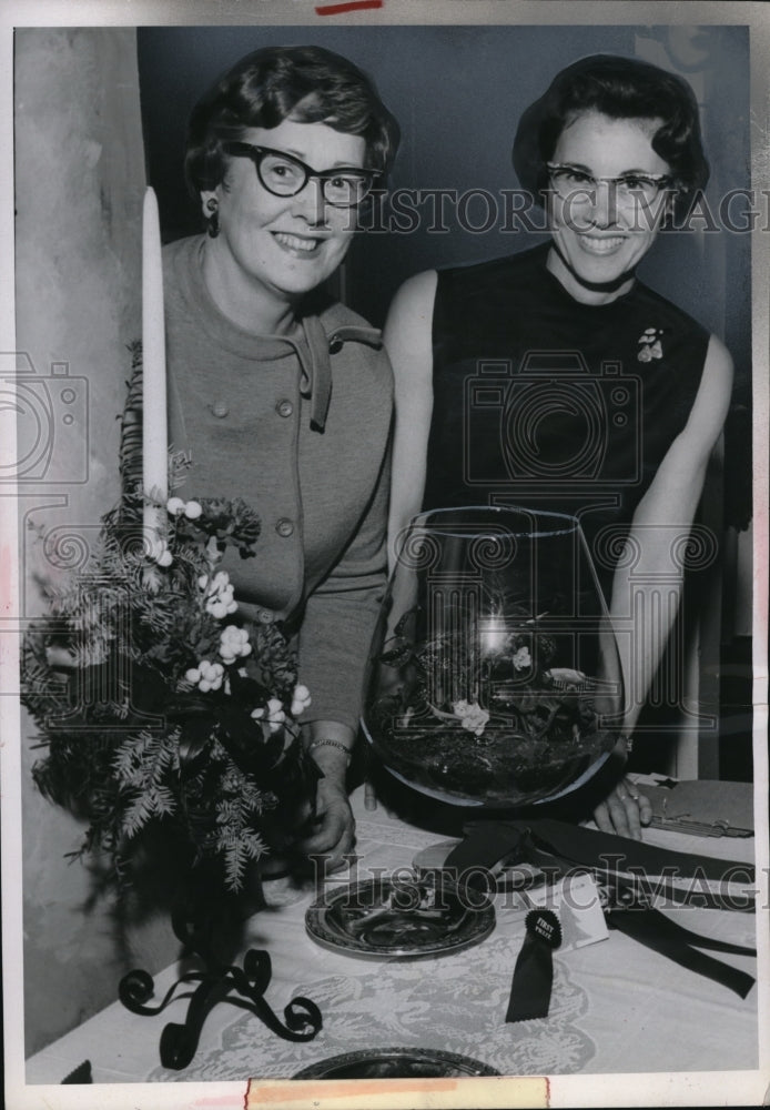 1967 Press Photo Mrs TA Phyper &amp; Mrs Lee Howald winners at Flower Show Cleveland - Historic Images