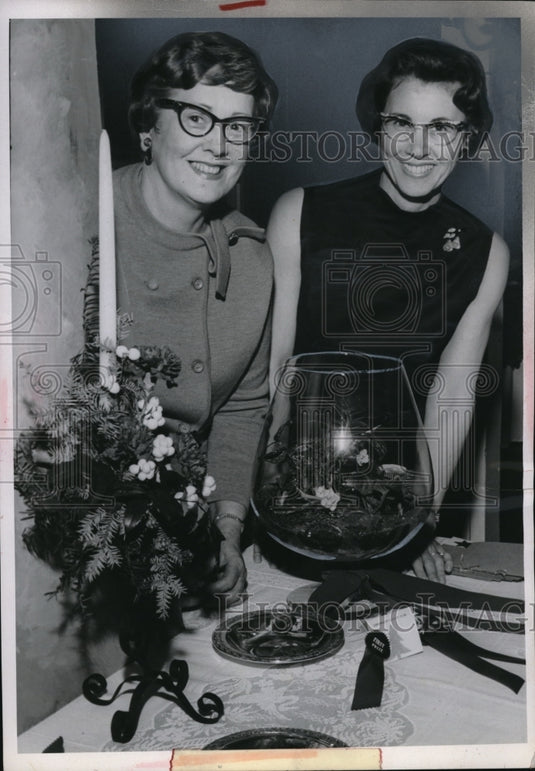 1967 Press Photo Mrs TA Phyper & Mrs Lee Howald winners at Flower Show Cleveland - Historic Images