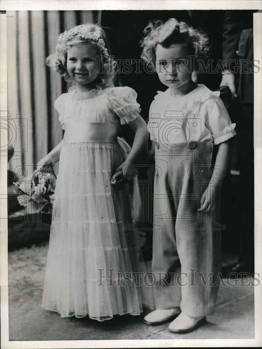 1944 Press Photo The Airman's little entourage, Zara Peroy as the flower girl - Historic Images