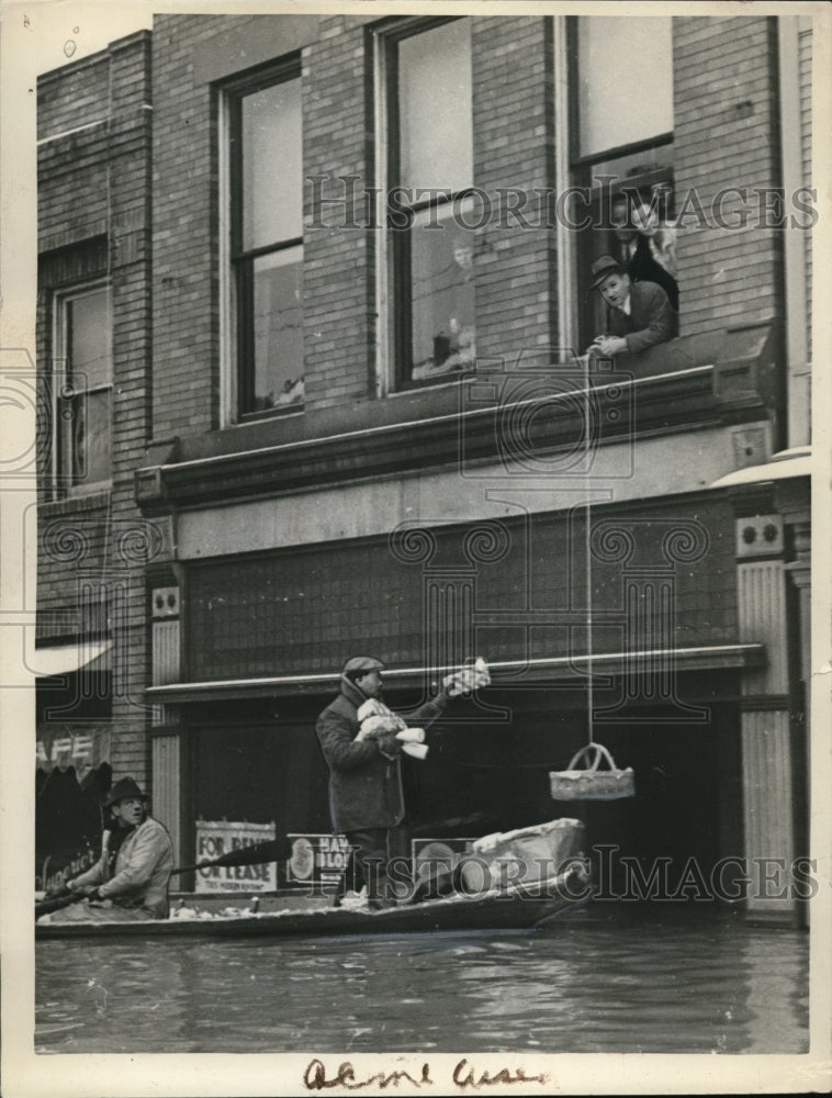 1937 Press Photo Portsmouth vendor with the customer pulling up the food - Historic Images