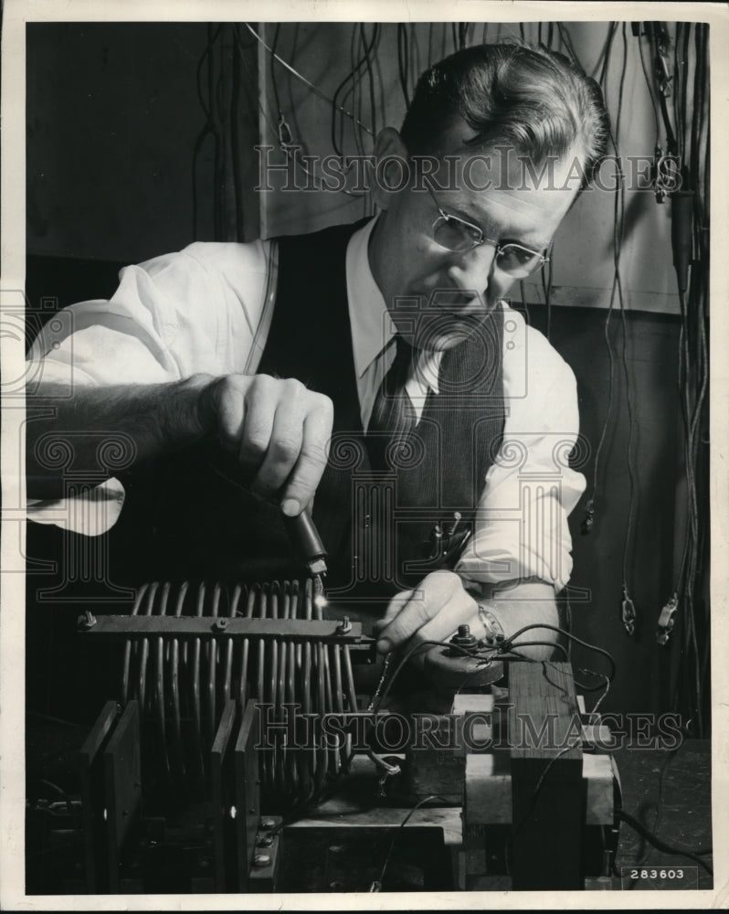1943 Press Photo Westinghouse Elec &amp; Man. Comp. devise the arc stabilizer - Historic Images