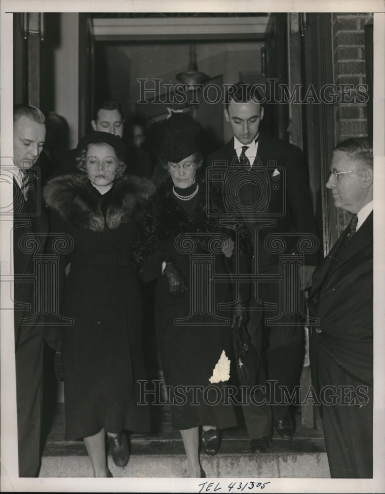 1938 Press Photo Mrs. Kilpatrick and daughter, Marian, attending the funeral - Historic Images