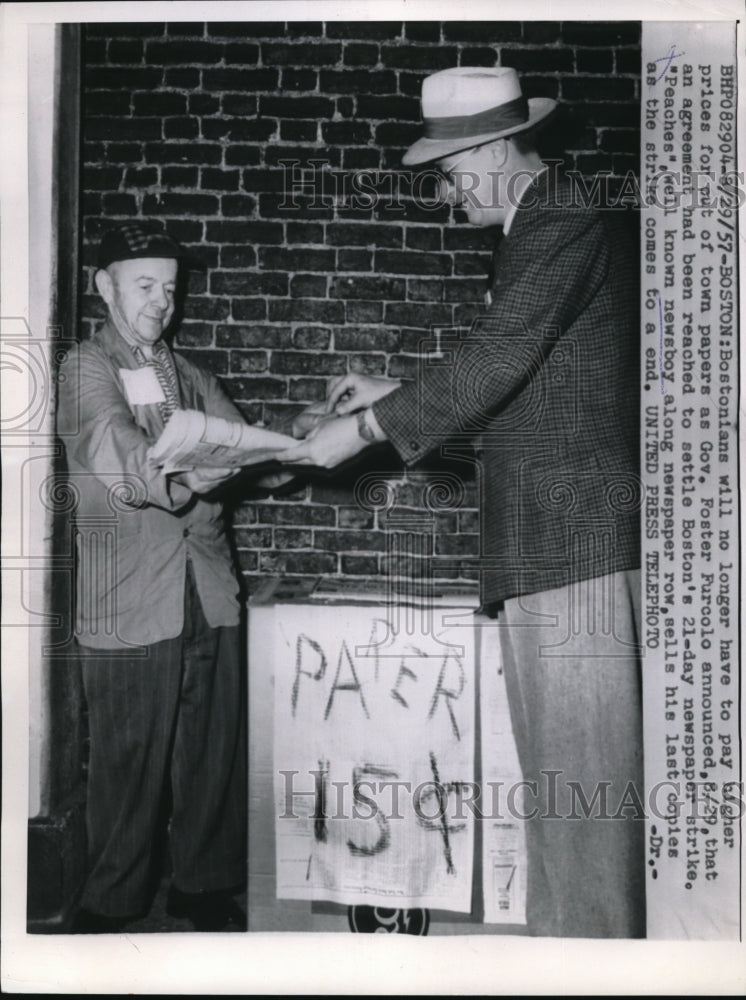 1957 Press Photo Well Known Newsboy Along Newspaper Row Sells His Last Copies - Historic Images