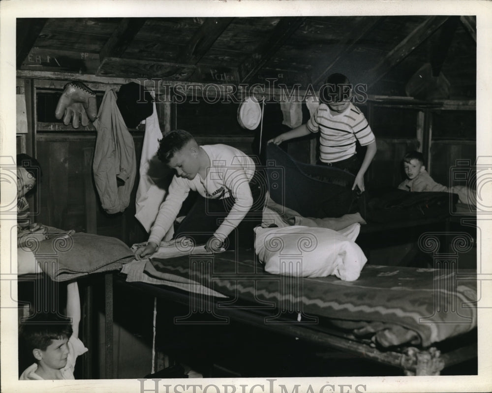 1942 Press Photo Boys preparing their bed on YMCA Camp Cabin - Historic Images