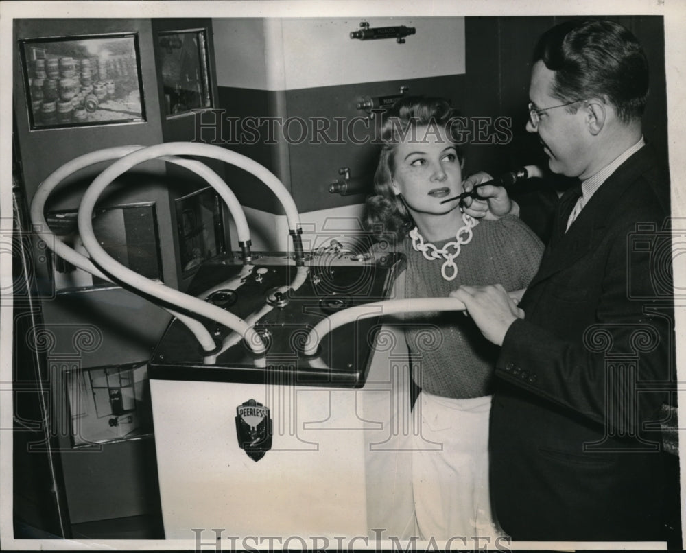 1941 Press Photo Hullsman demonstrates the use of diapexis machine to Anderson - Historic Images