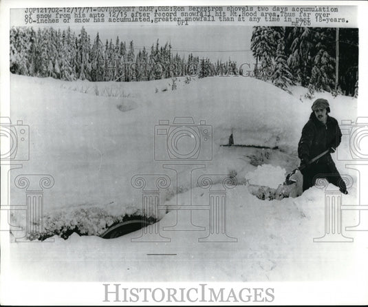 1971 Press Photo Ron Bergstrom tries to shovel the snow out of his car - Historic Images