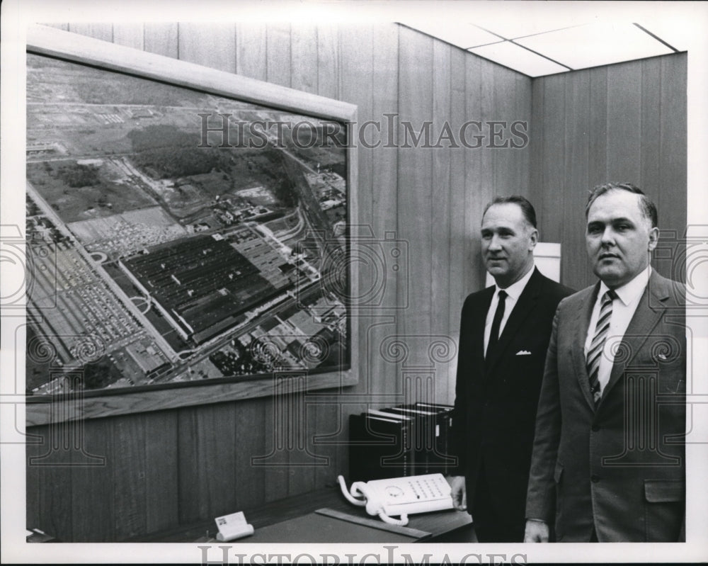 1966 Press Photo Meet the General Motors Corp officials, R. Wells and J. Donald - Historic Images