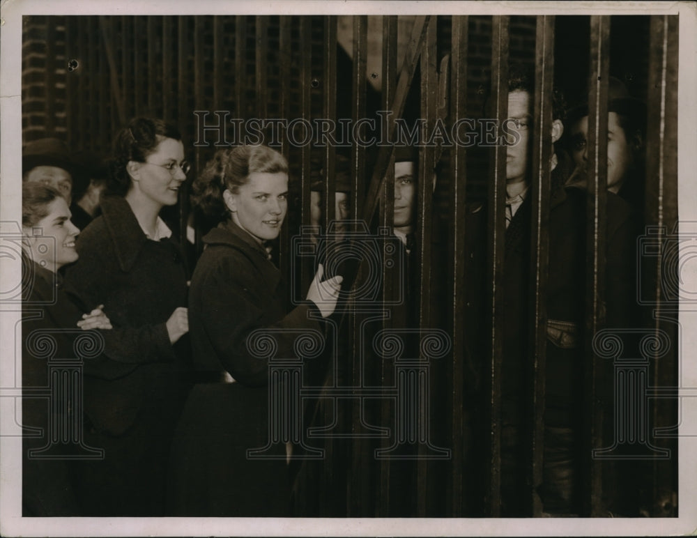 1937 Press Photo Visiting them in jail - Historic Images