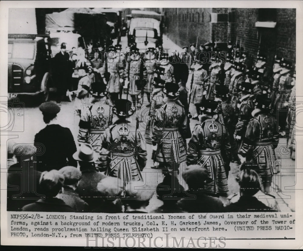 1952 Press Photo Traditional Yeoman Guard standing in front of trucks in London - Historic Images